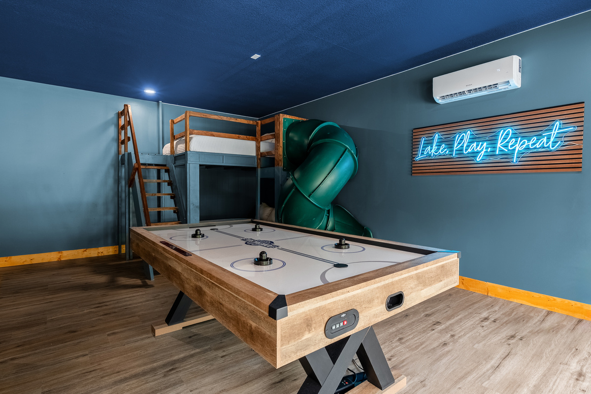 Bunk / Game room - Air hockey, laser tag, arcades