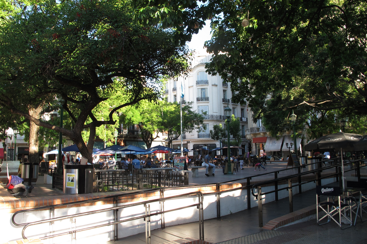 Plaza Dorrego, San Telmo.
Andrzej Otrębski. https://commons.wikimedia.org/wiki/File:Buenos_Aires_Plaza_Dorrego.jpg
https://creativecommons.org/licenses/by-sa/4.0/
