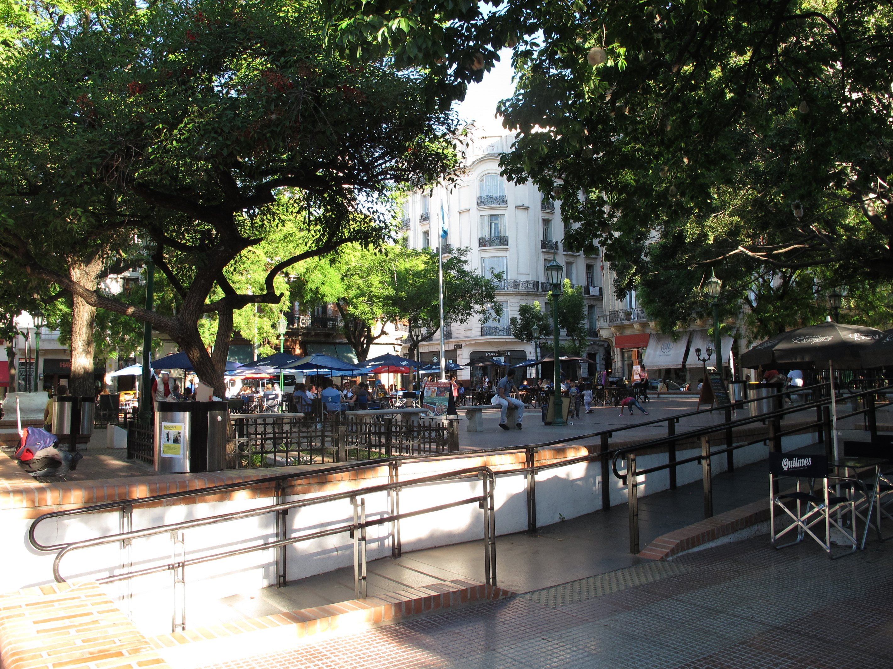 Plaza Dorrego, San Telmo.
Andrzej Otrębski. https://commons.wikimedia.org/wiki/File:Buenos_Aires_Plaza_Dorrego.jpg
https://creativecommons.org/licenses/by-sa/4.0/