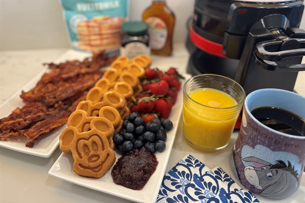 Fully equipped kitchen lets you whip up all your favorites, including those magical Mickey waffles, just like they serve at the Disney restaurants!