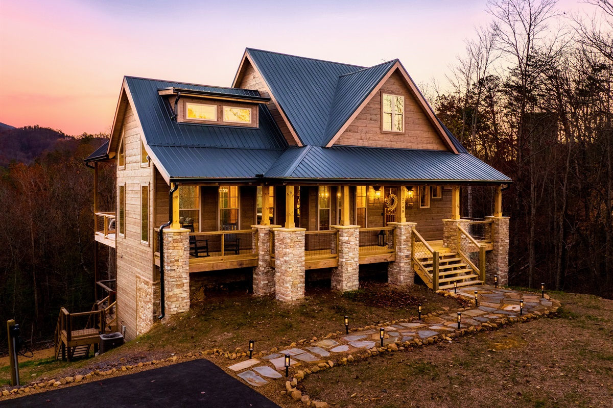 Parks Lodge is a Modern Luxury 4 Bedroom 4 Bathroom cabin near Gatlinburg and Pigeon Forge Tennessee