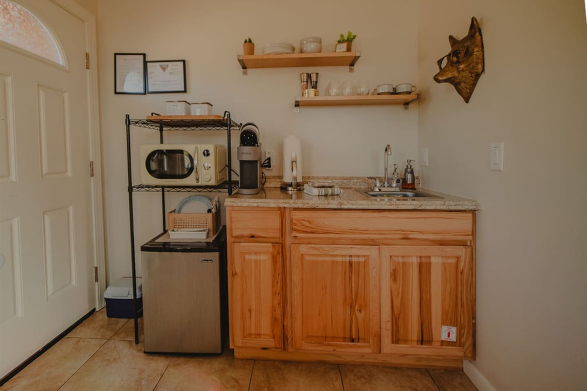 Kitchenette: complimentary coffee & tea