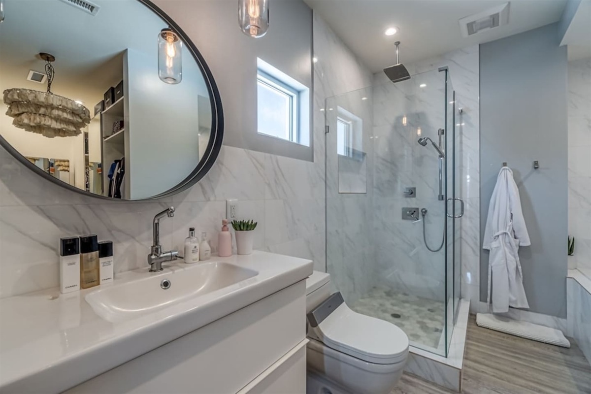 Second floor gust bedroom 2 bath w/tub