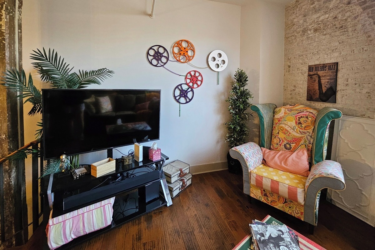 Living area w/Flat Screen