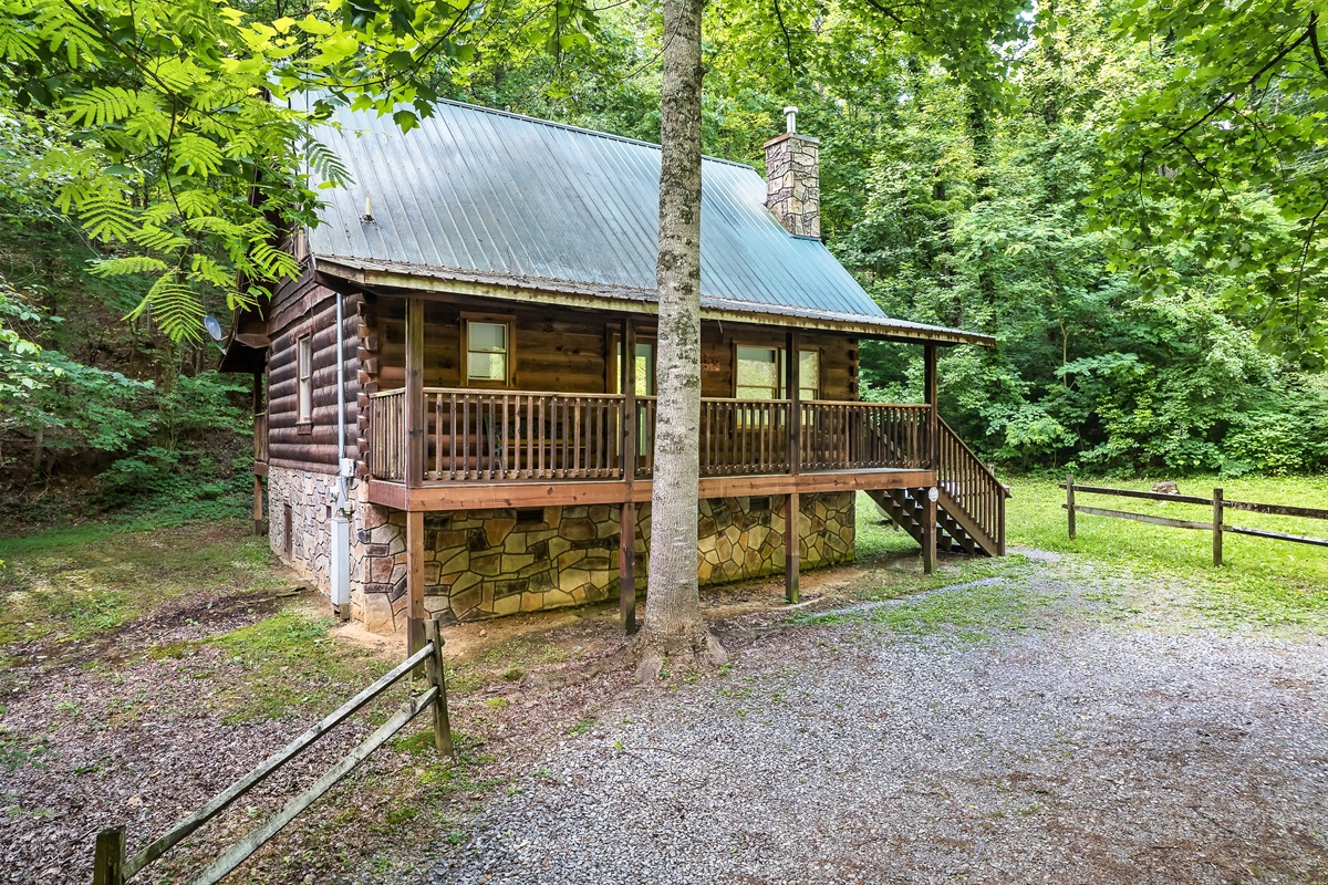 Morn'n Deer log cabin exterior in Sevierville, TN