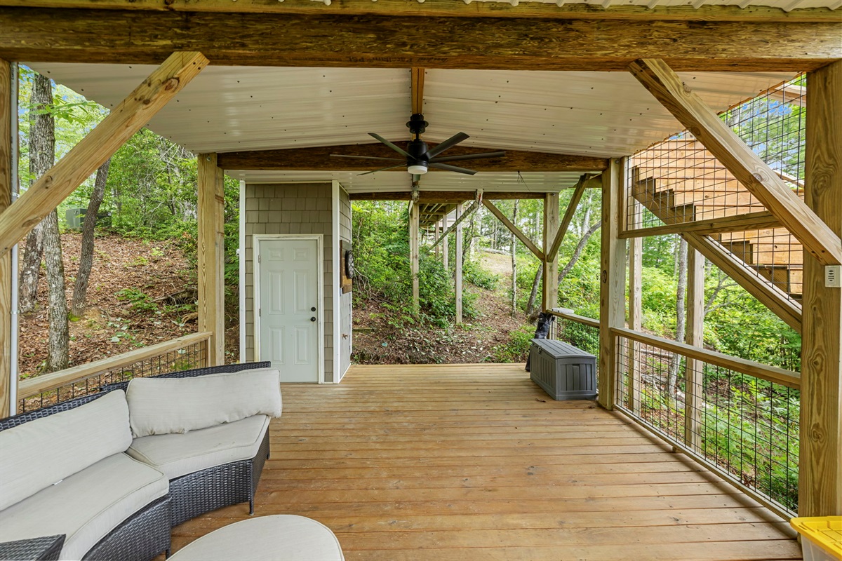 Lower deck