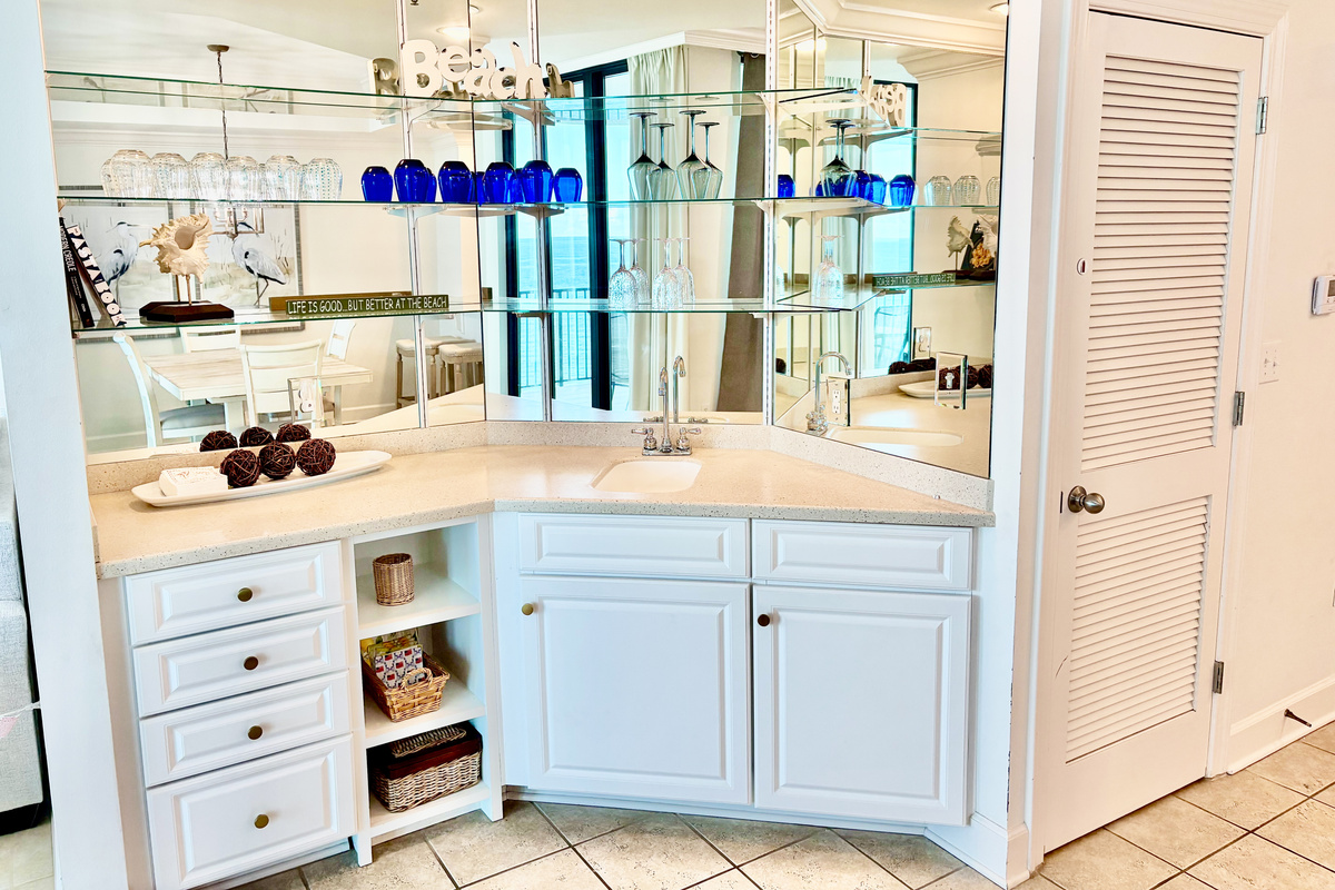 The wet bar is an added bonus! Did someone say PARTY??