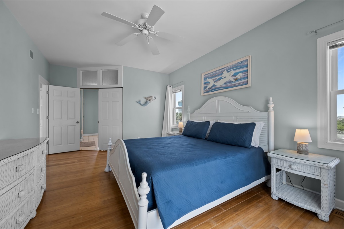 King-size bed in 1st floor master bedroom