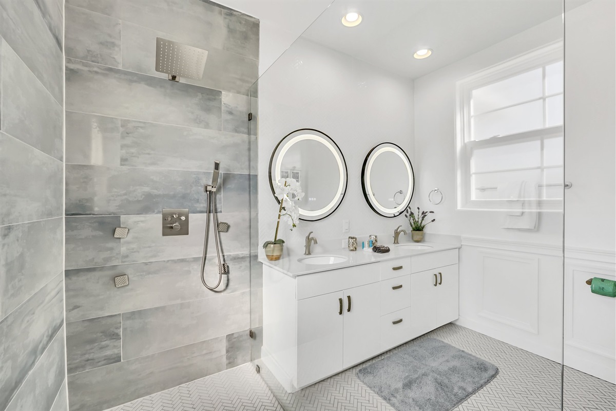 Open and spacious shower with jets