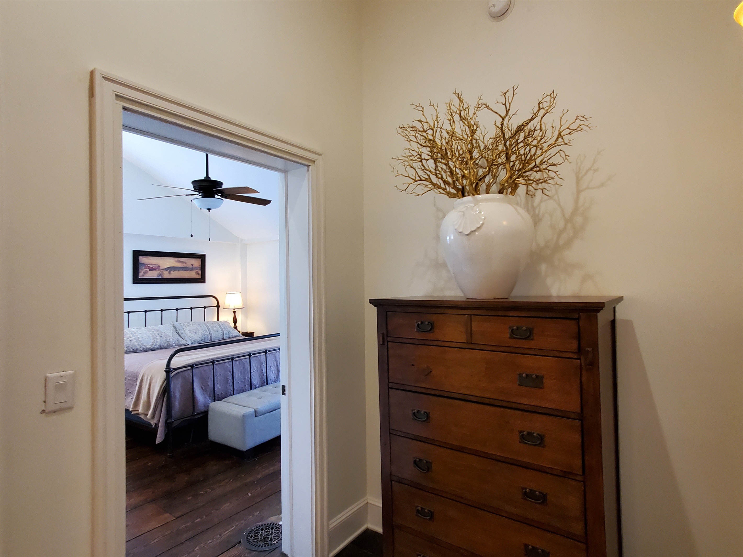 Flow from 2nd floor landing to primary king bedroom