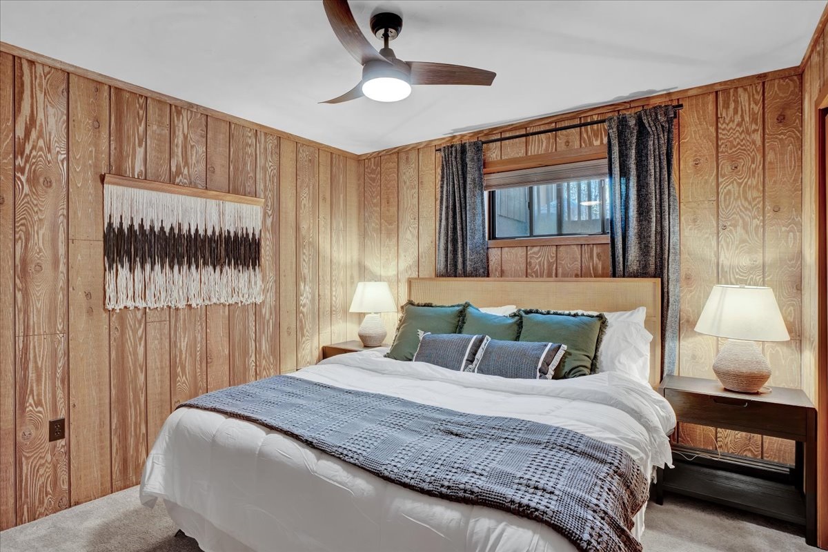 Also, equipped with Samsung TV, Koble speaker, and charging pad. (like every other room)