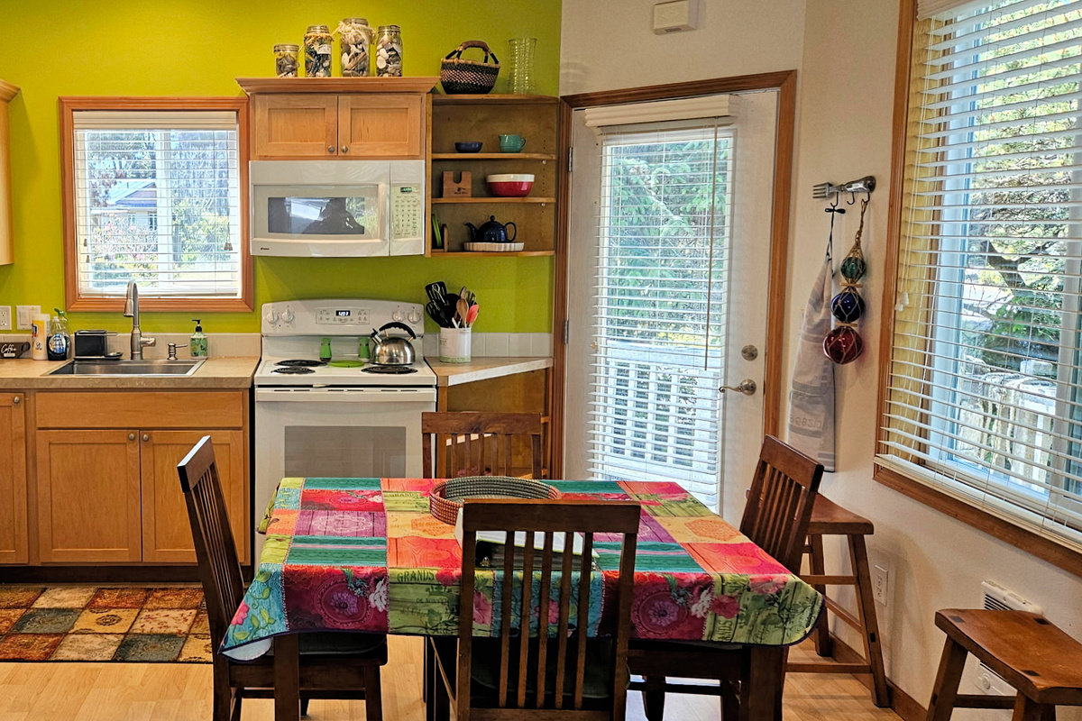 Dining table for 6 if you're really cozy