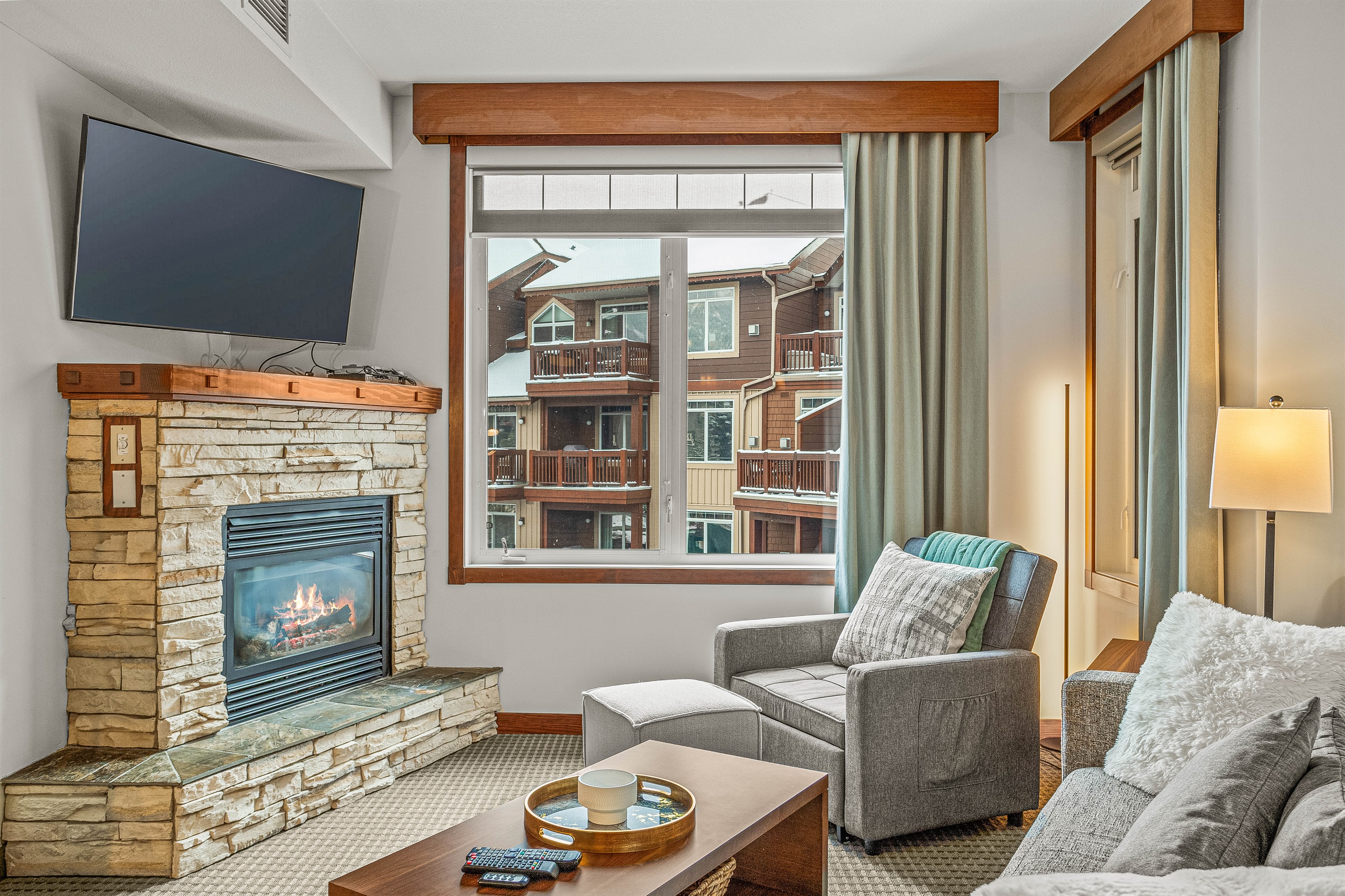 Outdoor Hot Tubs And Scenic Balcony - Charming Mountain Retreat - Canada