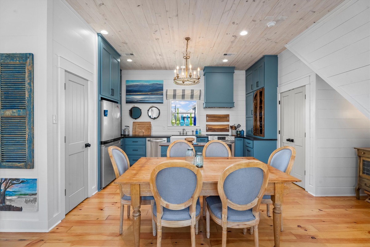 f8452c0355c8487c8b10c17f3cad99db Large | Beachhouse | Texas | TX | Vacation Homes | Galveston | Crystal Beach | Kokomo | Breezy Days | Beachfront Elegance | Sunrise Serenity | Southern Sands Property Management, LLC