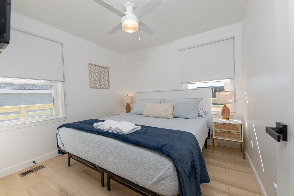 Comfortable king size bed with 100% cotton sheets