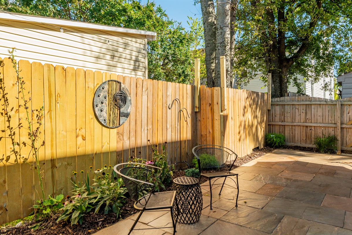 Charming Patio: Enjoy sunny afternoons in this delightful garden retreat! Perfect for relaxation!