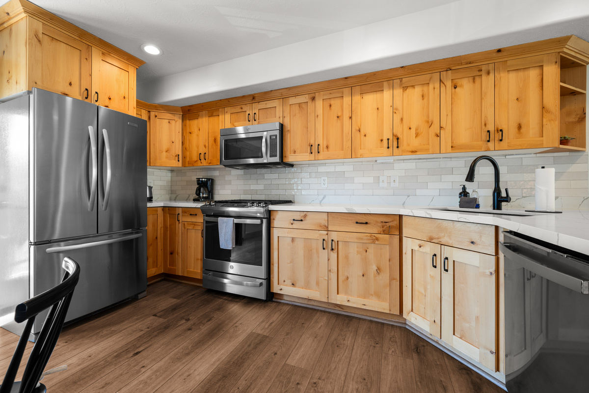 A well-appointed kitchen provides everything you need for easy breakfasts, dinners, and après-ski snacks.