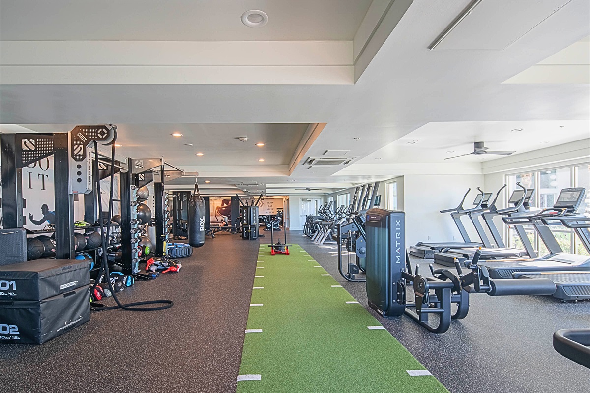 Your fitness, on your schedule! Access our state-of-the-art gym 24/7.