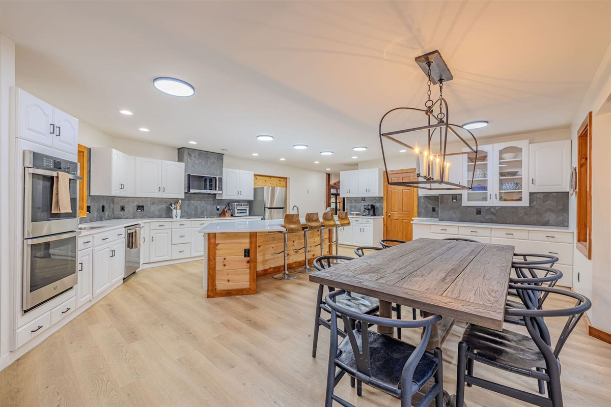With double ovens and sweeping countertops, this entertainer’s kitchen offers the space and functionality needed to prepare memorable meals with ease.