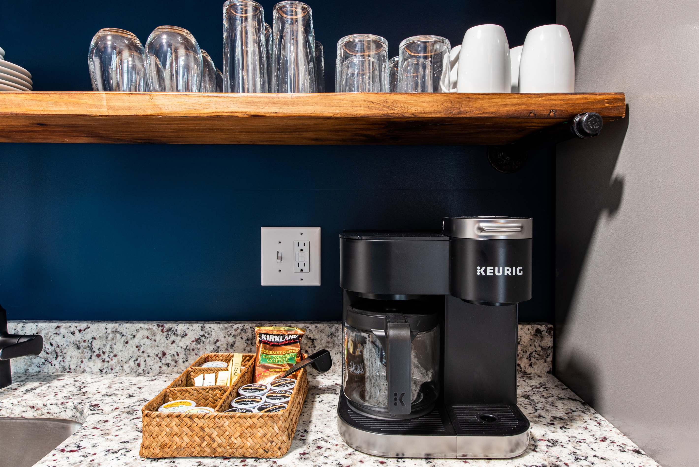 Drip Coffee Maker/Keurig Comb, starter Kcups and Tea