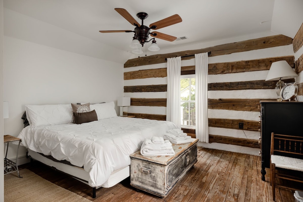 Bedroom 2, king bed
