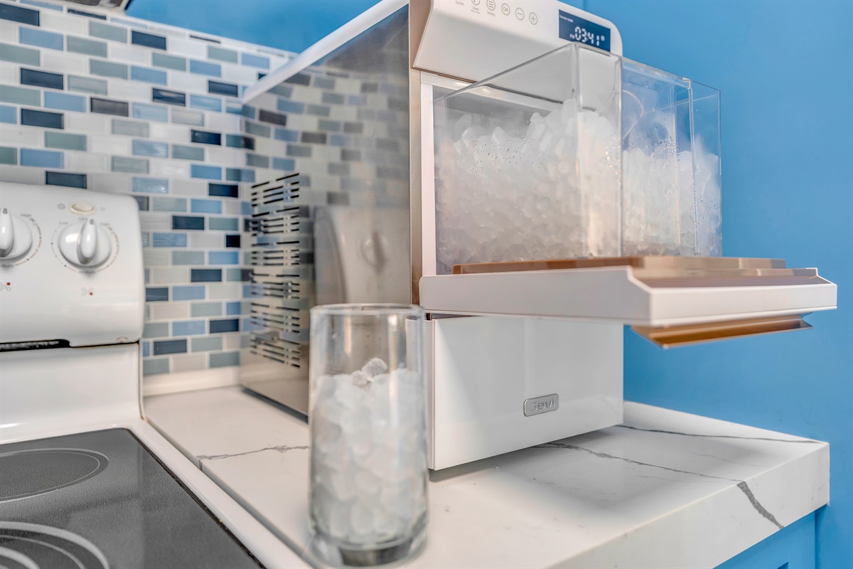 Never run out of ice with the custom ice machine for your beverages.
