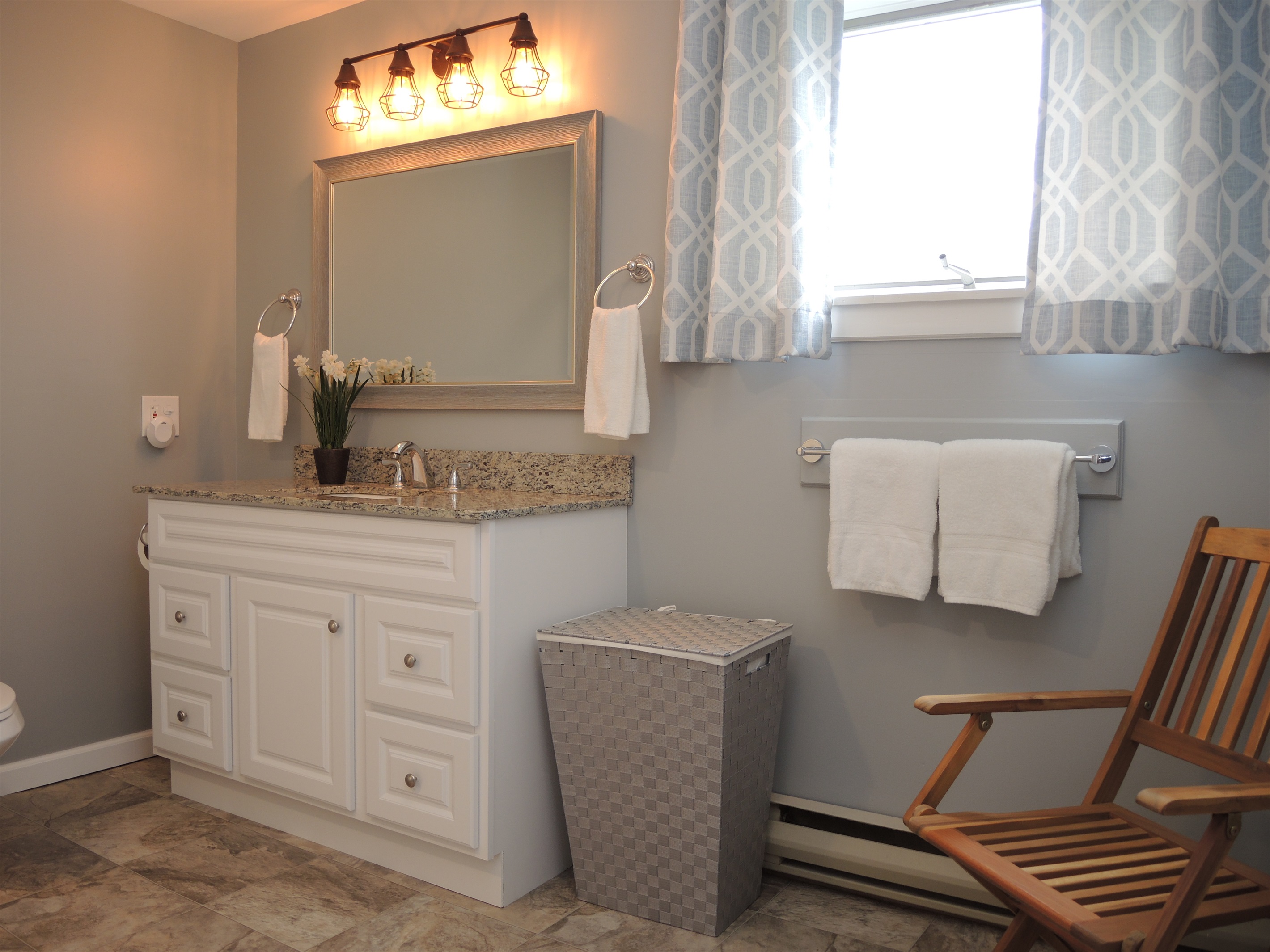 2nd floor bath w/ tub/shower