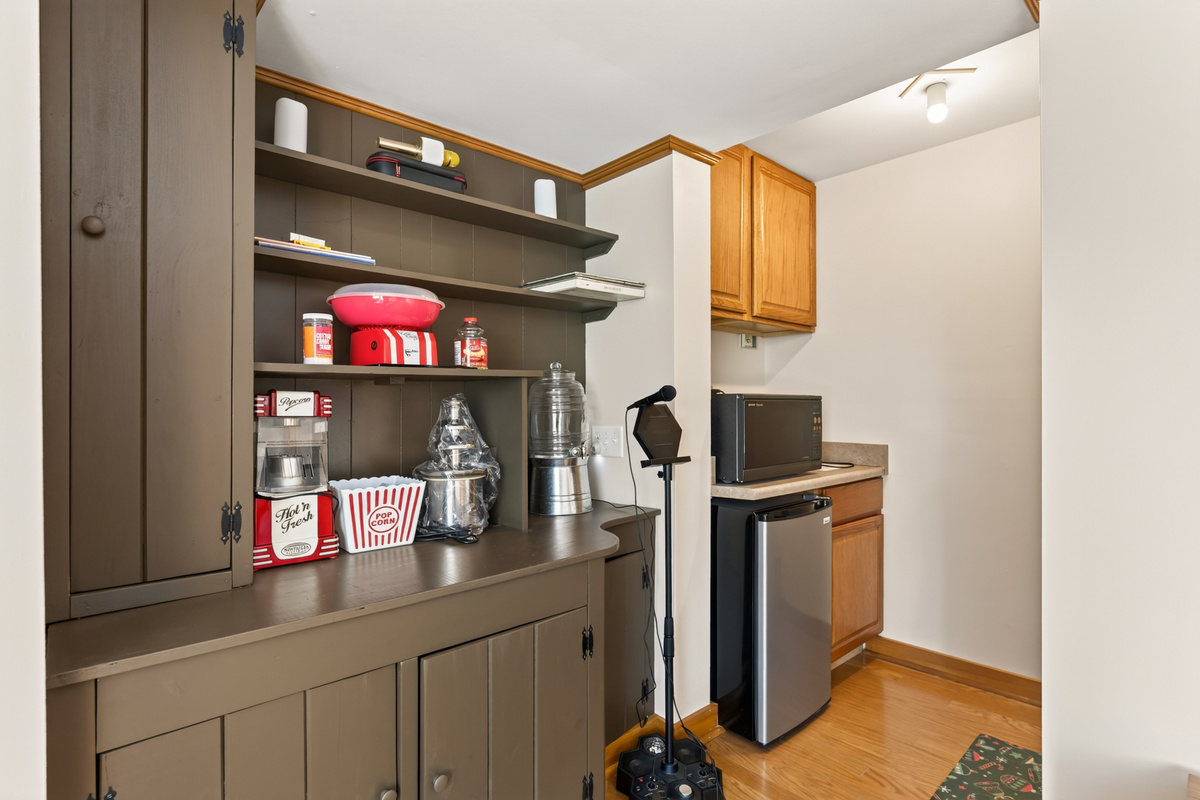 Kitchenette with microwave and mini refrigerator