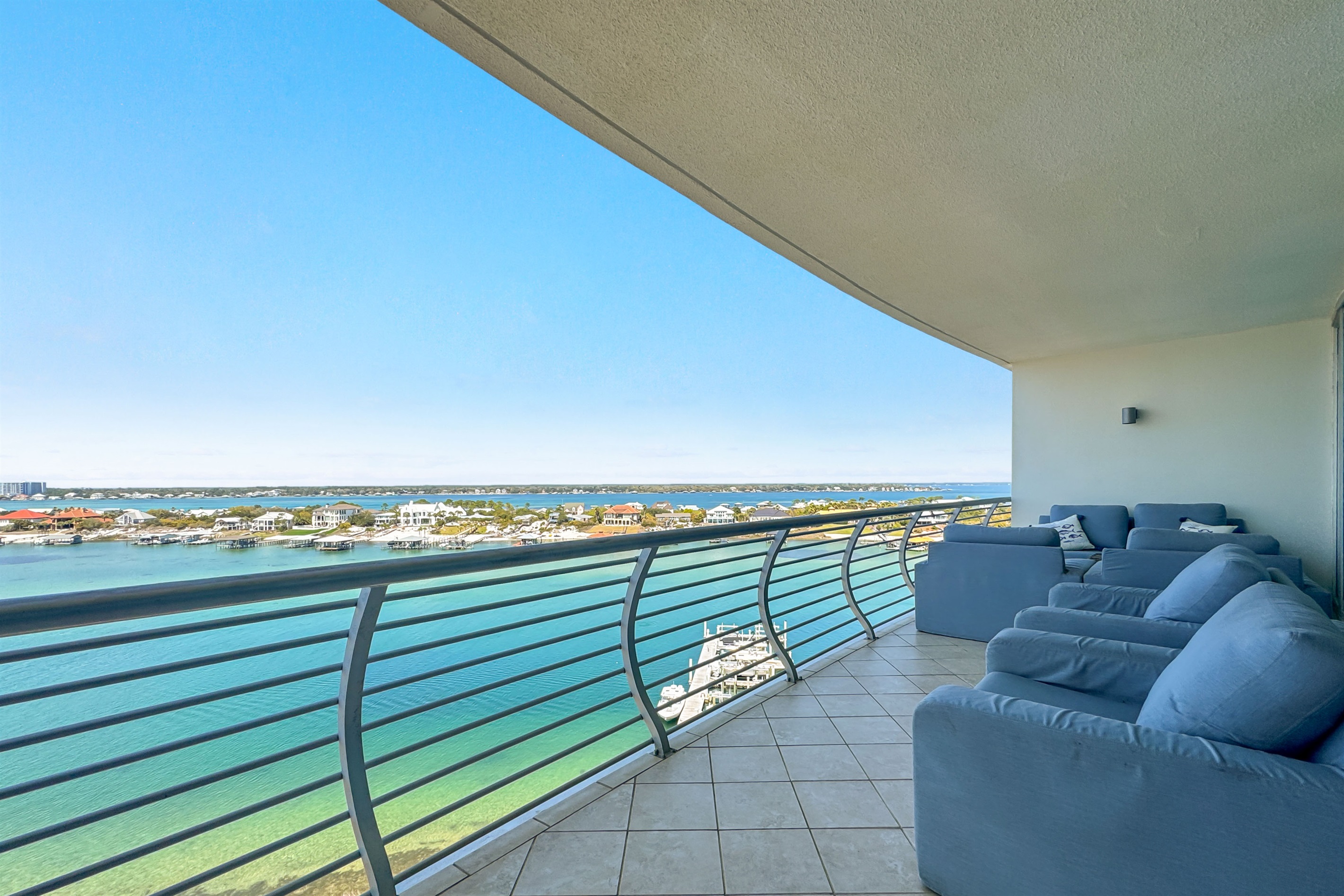 Discover the beauty of Ole River from this stunning balcony vantage point. Witness the vibrant coastal scenery and the tranquil waters of the bay.