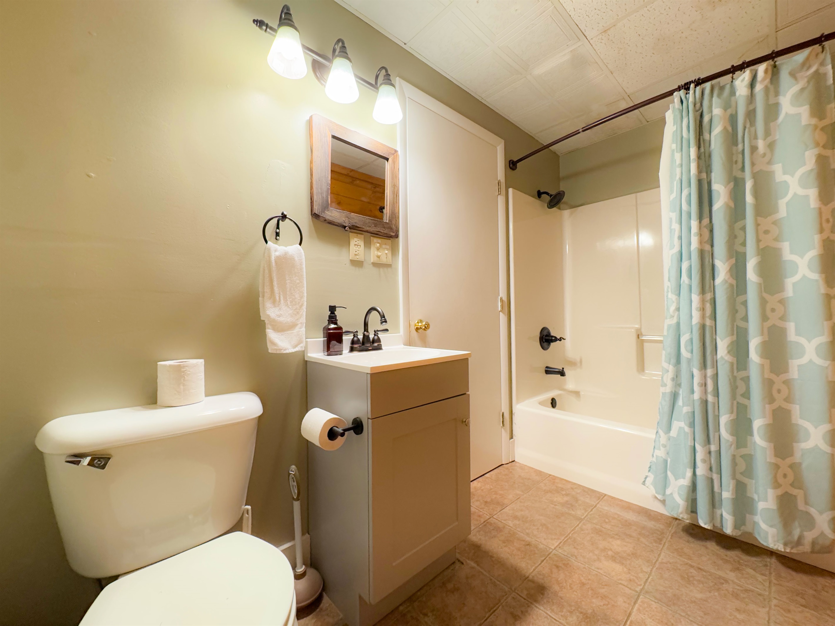 Full Bathroom at the Ol Gun Range Cabin