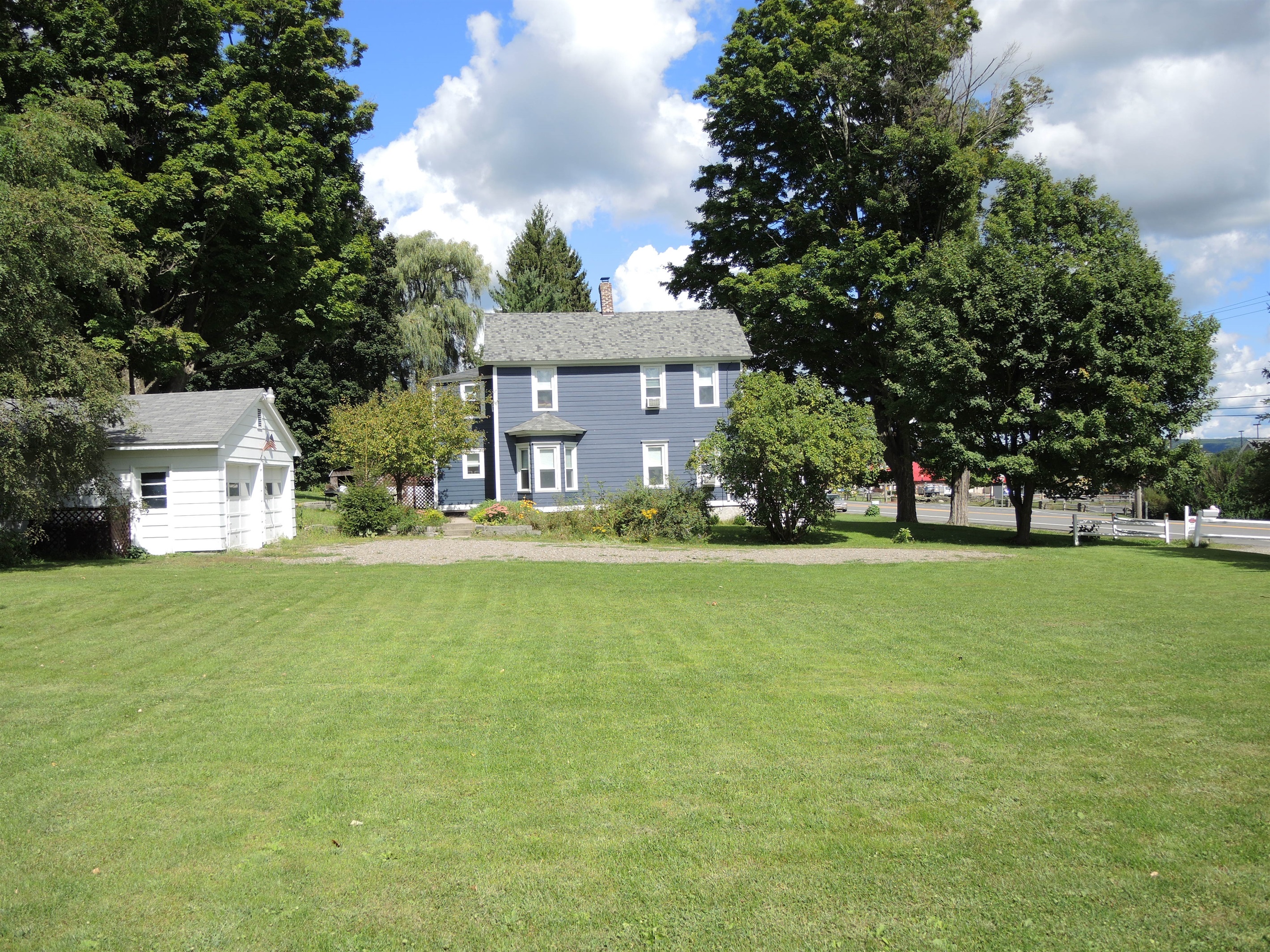 Diamond Dreams Large flat side yard.