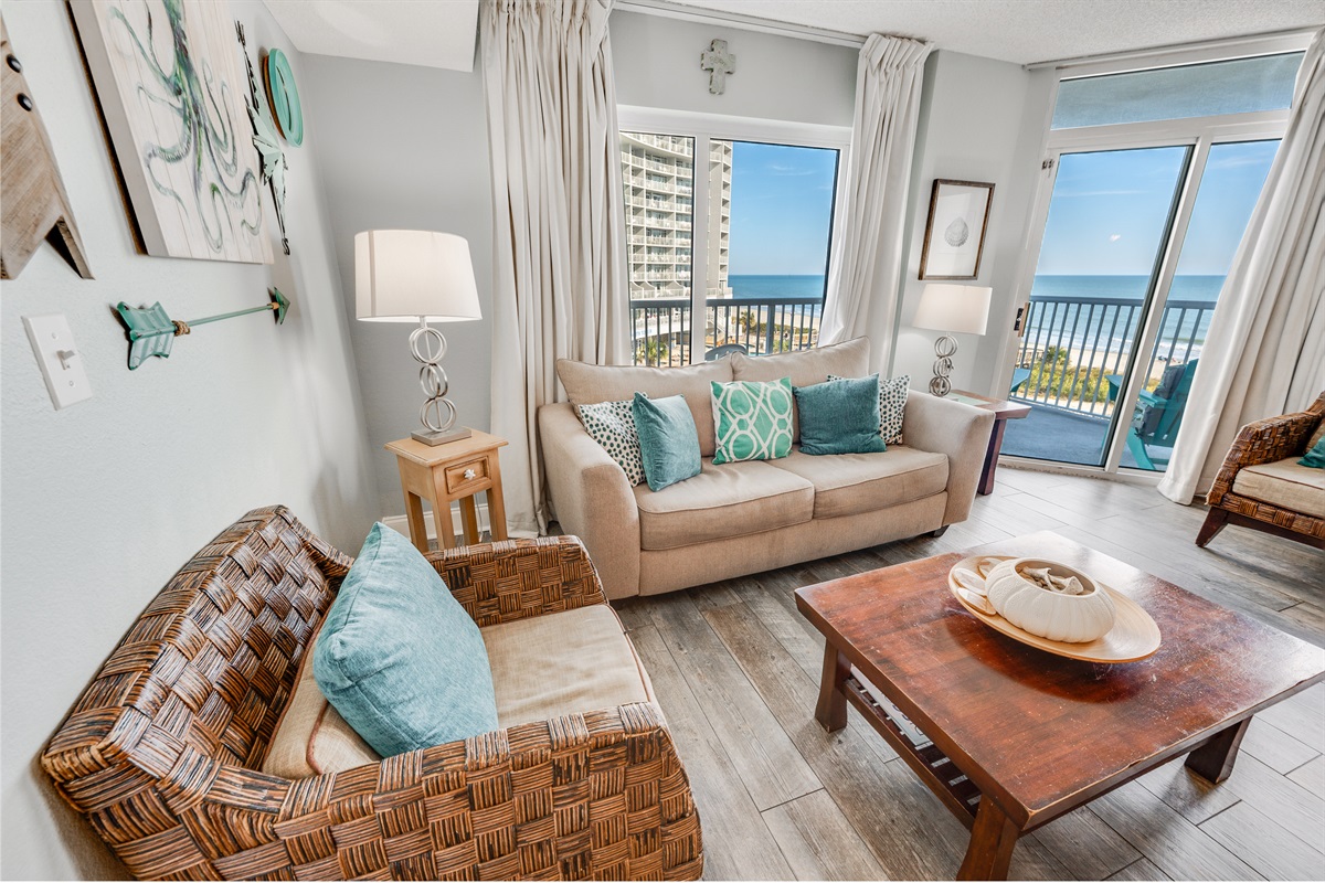 Living Room with Stunning Views🌊☀️