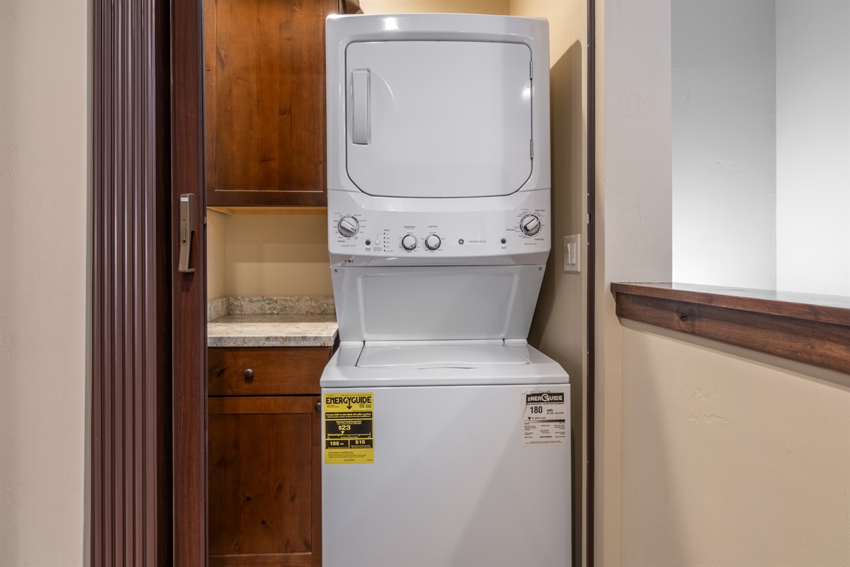 Double Black (MS2) includes a full in-unit washer and dryer — convenient for extended stays, ski gear refreshes, or keeping up with active mountain days.
