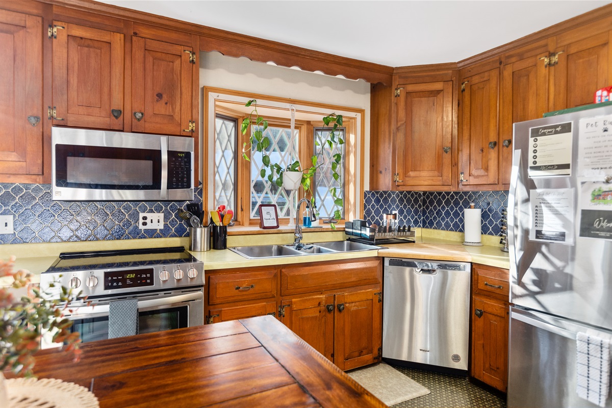 Kitchen with coffee/tea barPots, pans & cooking Utensils included*FIREPLACE FOR DECORATION ONLY*