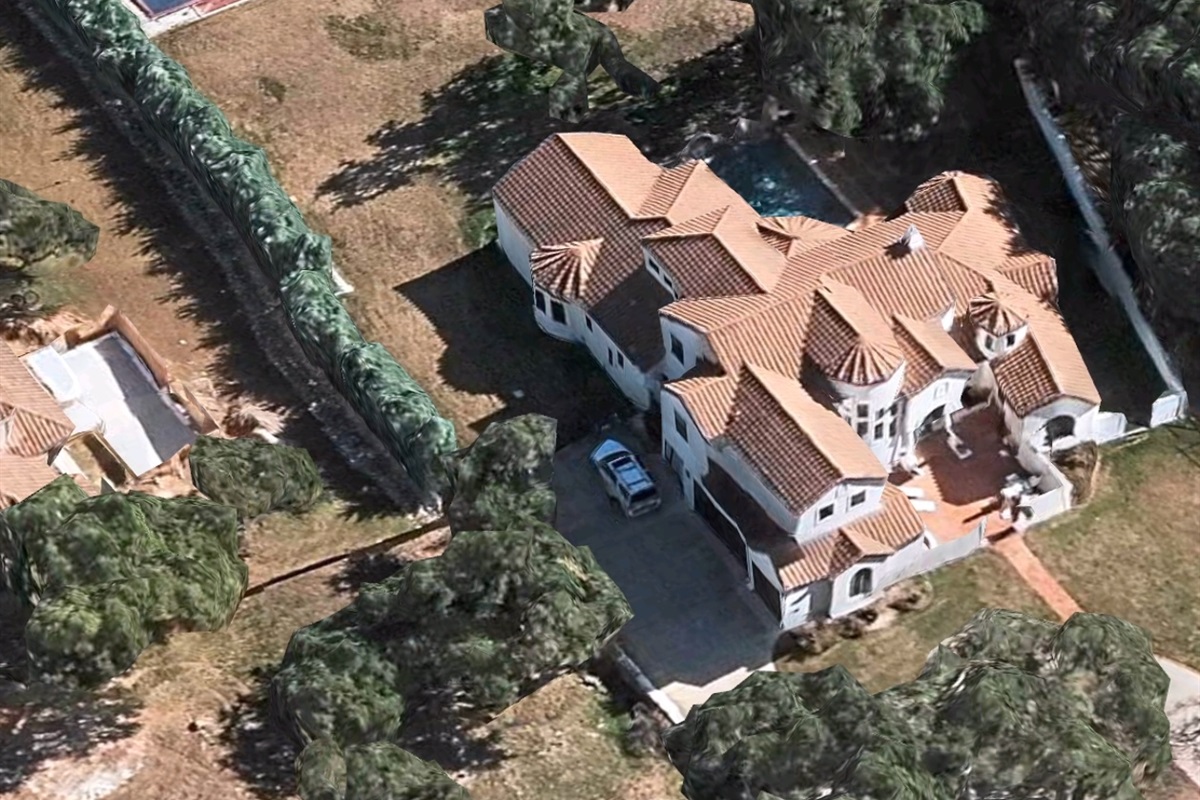 Soak in the beauty of our spacious property! From the stunning architecture to the sprawling 1.5 acres and sport court, your perfect escape starts here. ✨