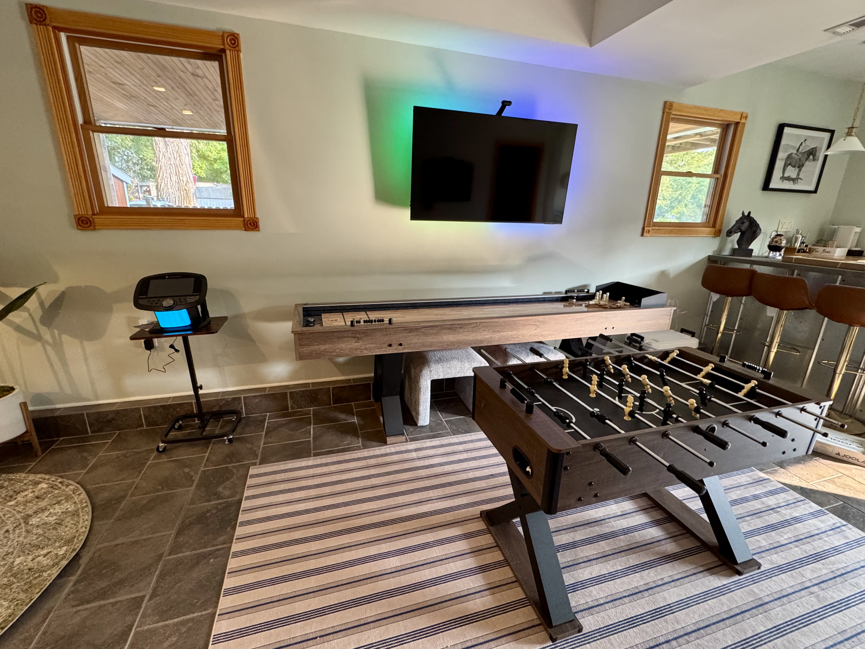 Friendly competition starts here. Shuffleboard, foosball, karaoke, and your favorite drink are all within reach.