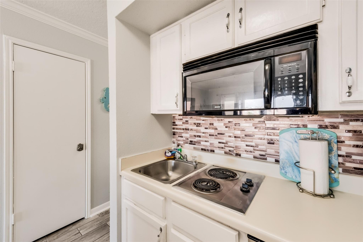The stove top and counters have been replaced, just waiting on new pictures