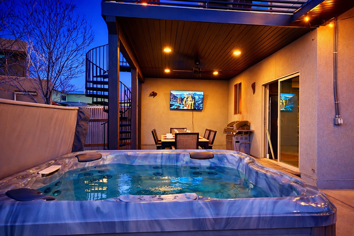 Outdoor Dining, BBQ, and hot tub