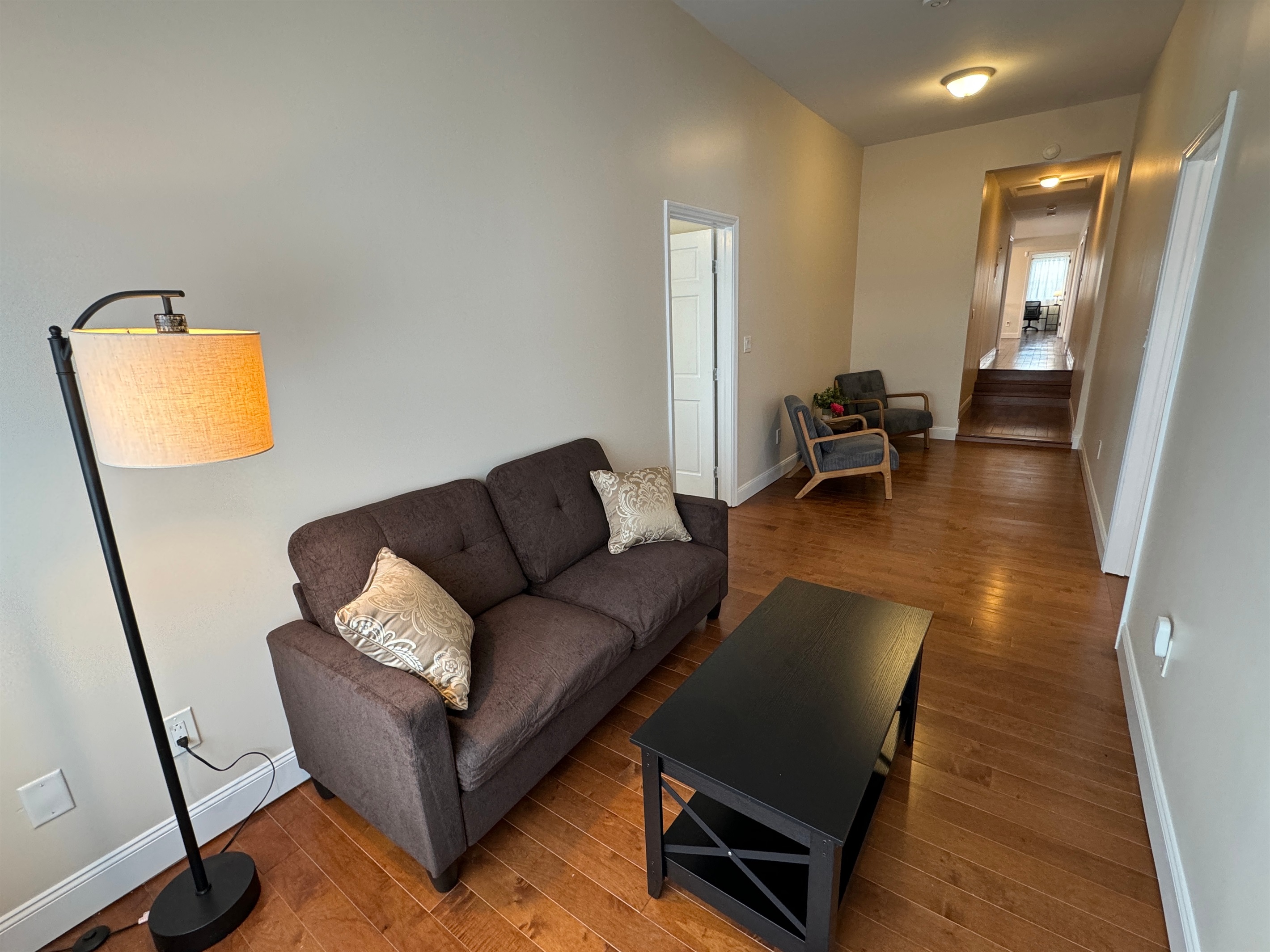 Hallway sitting area between Queen #2 and #3