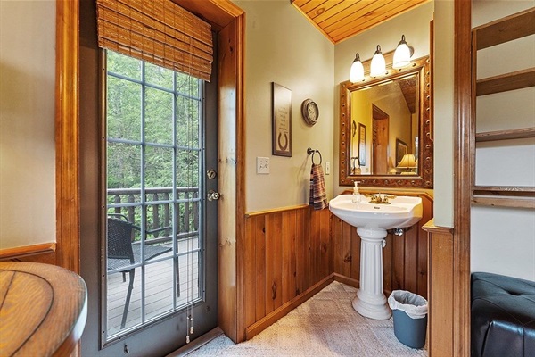 En-suite private sink/vanity