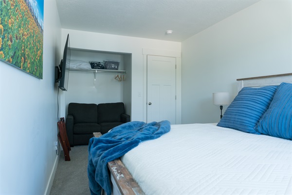 Bedroom 3: King bed + twin pull out sofa