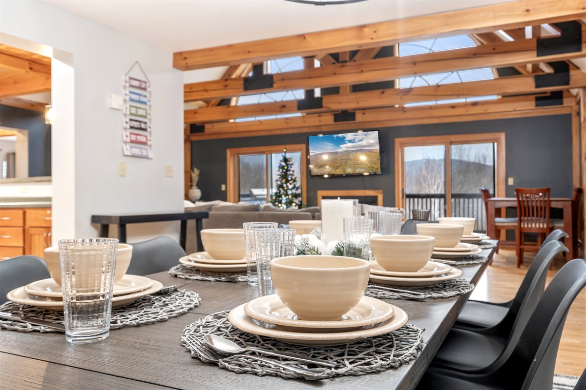 From holiday feasts to casual breakfasts, this open dining area keeps everyone connected and comfortable.