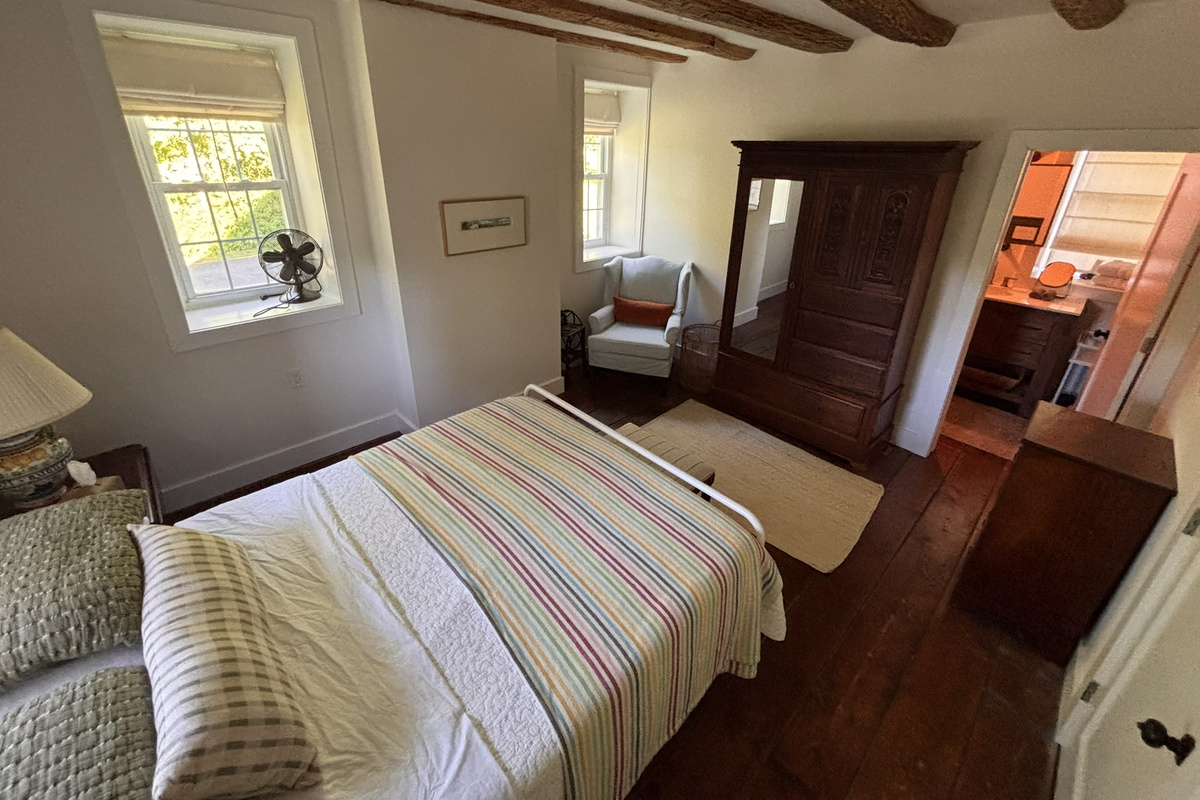 1st floor primary bedroom w queen bed and en suite full bathroom w walk-in shower