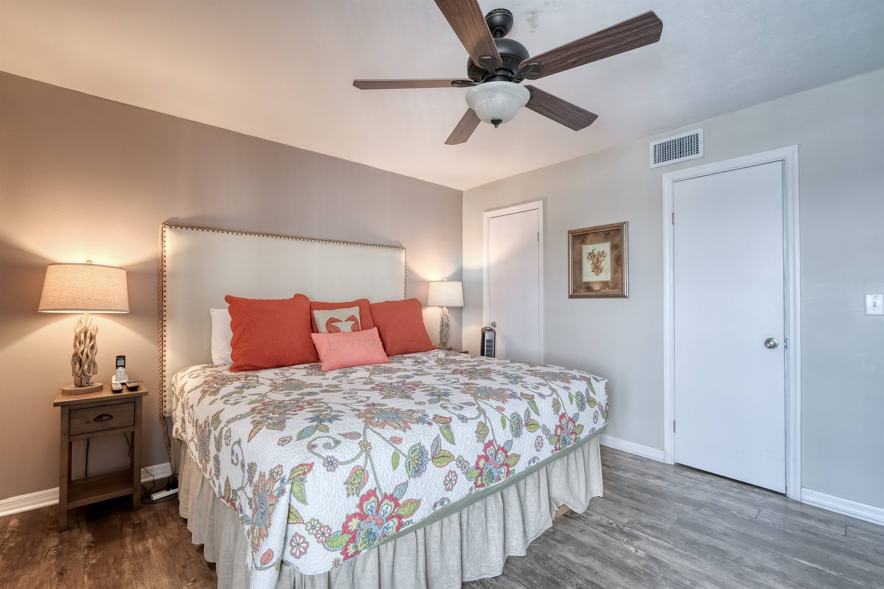 Bedroom with king size bed