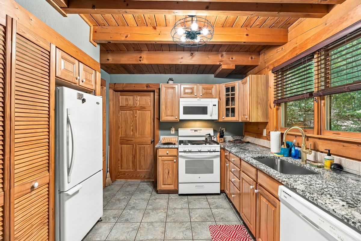 Fully stocked Kitchen 