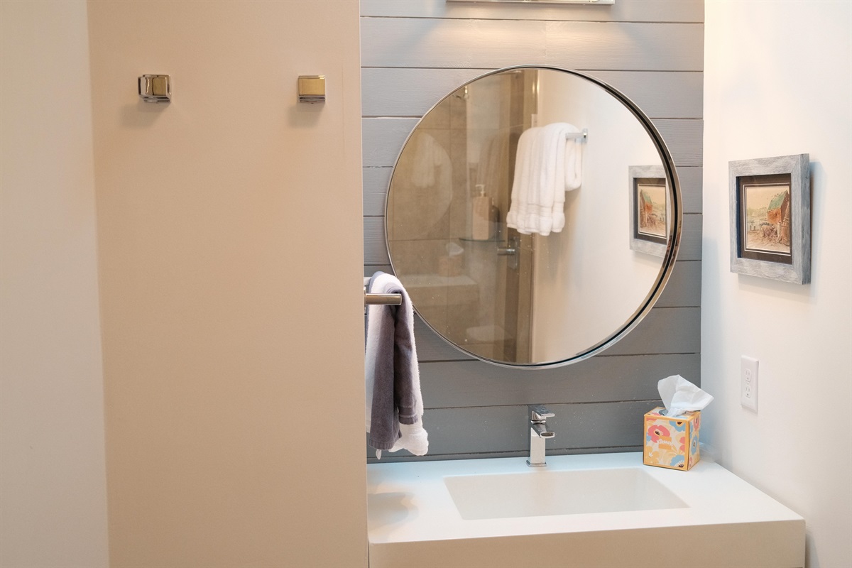 Hallway bath w/ shower