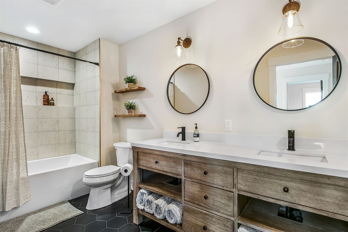 Master bathroom 2 (Jack and Jill)