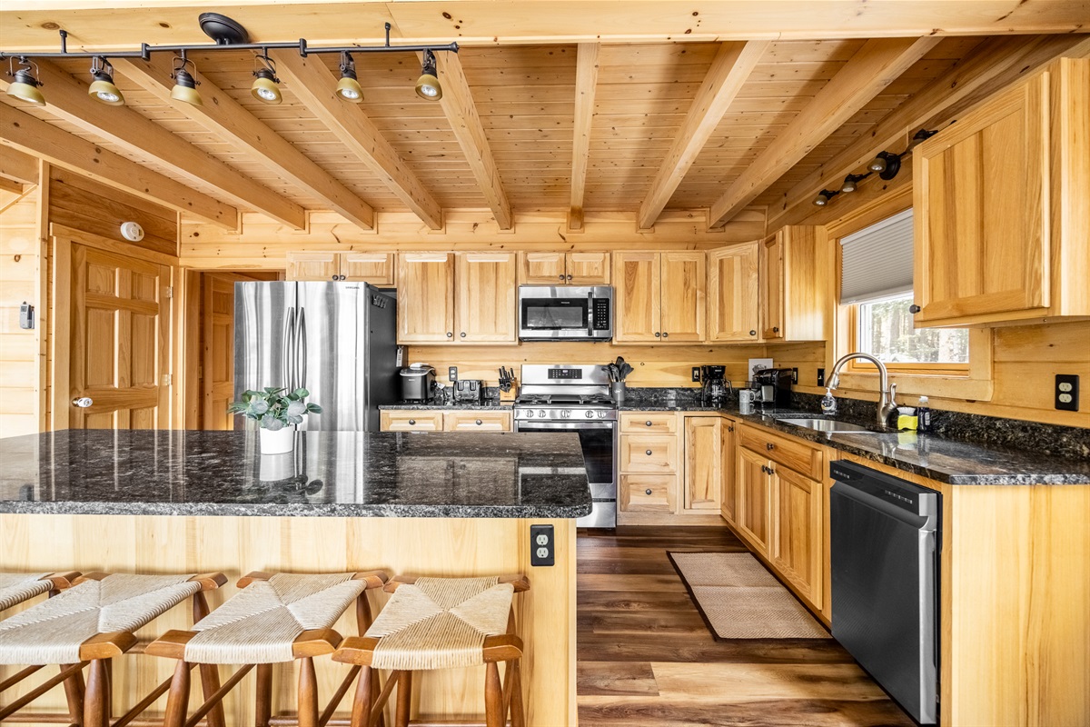 Full kithcen with everything you need for delicious meals!