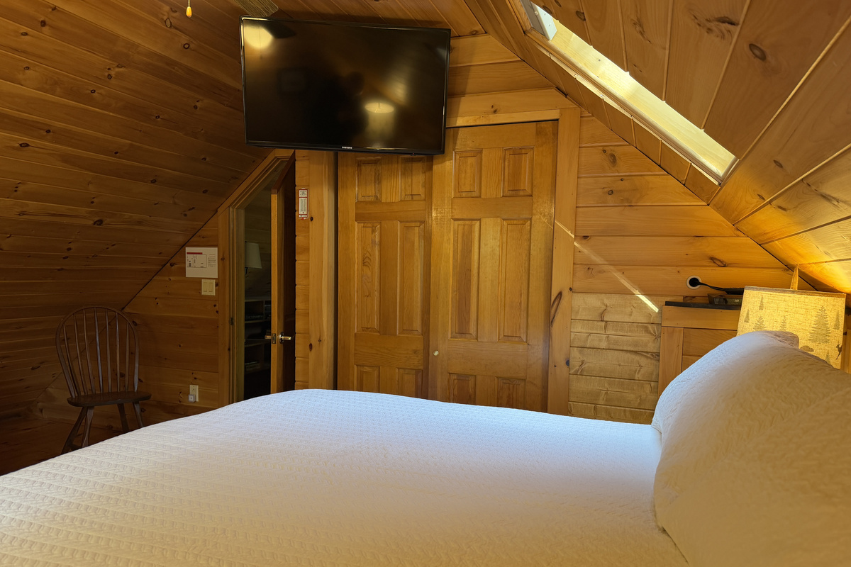 2nd floor King with SmartTV