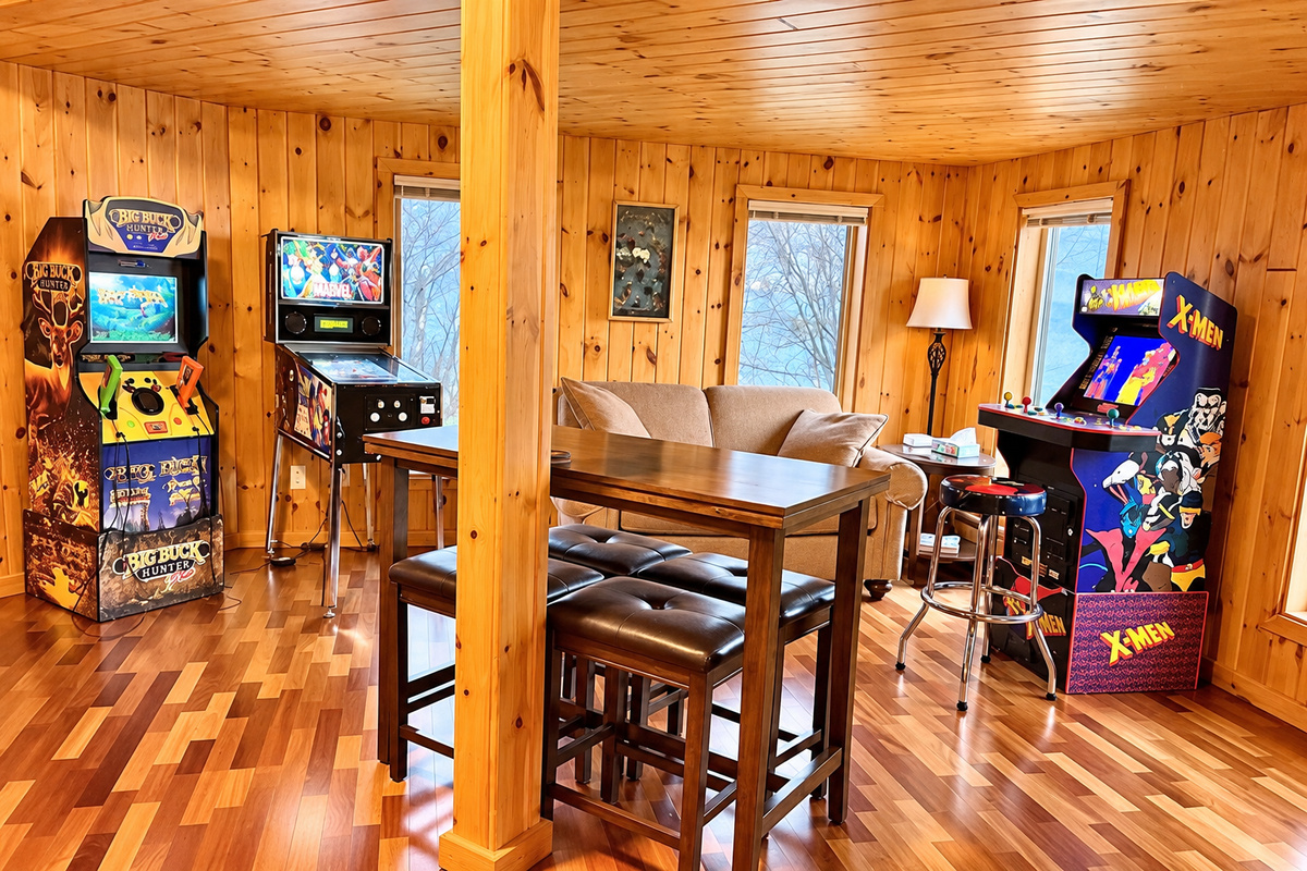 Make it a game night: arcade cabinets and digital pinball bring some friendly competition to your North Shore stay. A fun option when you’re ready for a break from exploring.
